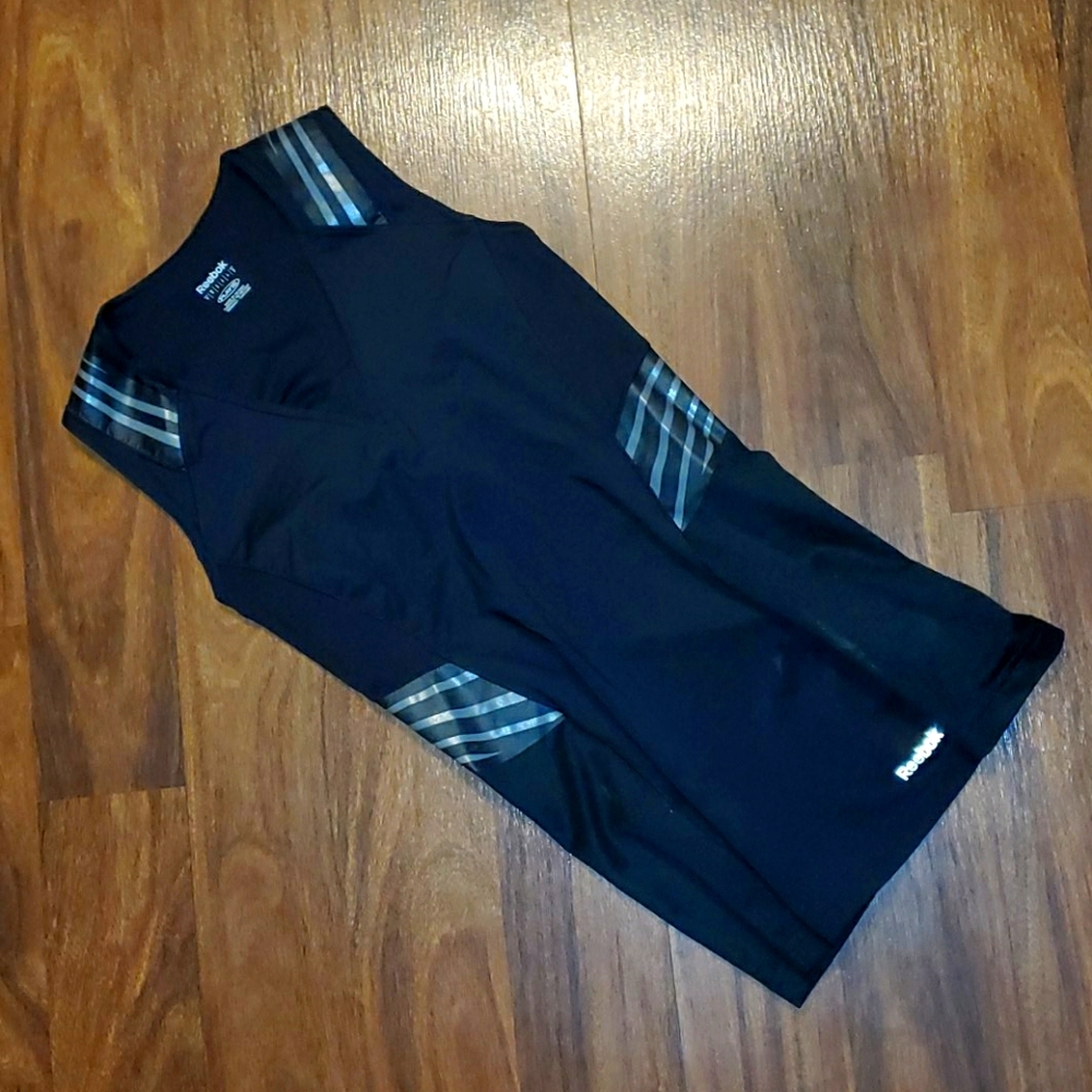 Reebok EasyTone "long bra" shirt. Black. Size S.